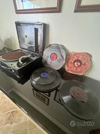 giradischi d’epoca portatile e dischi 78 giri