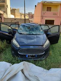 Ford Fiesta incidentata (danni da crollo muro) 