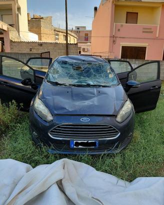 Ford Fiesta incidentata (danni da crollo muro) 