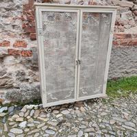 Mobiletto ferro due ante con decori 