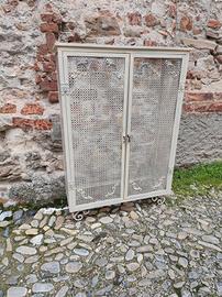Mobiletto ferro due ante con decori 