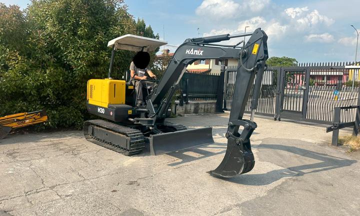E236 - Escavatore 30 q Hanix