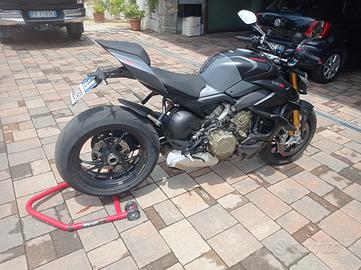 Ducati V4 S anno aprile 2023