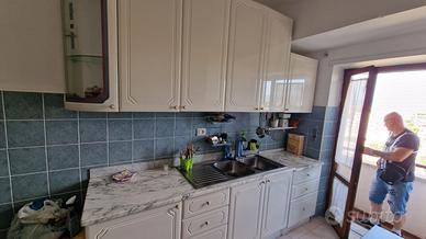 Cucina bianca con top in marmo, quasi nuova