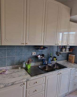 Cucina bianca con top in marmo, quasi nuova