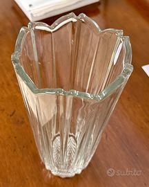 Vaso in vetro lavorato trasparente
