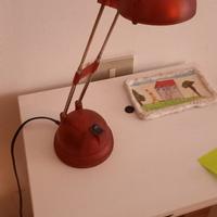Lampada rossa da scrivania