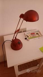 Lampada rossa da scrivania