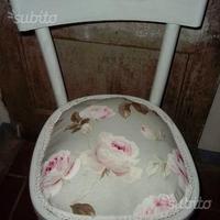 Sedia shabby con rose