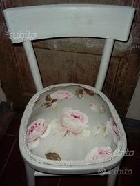 Sedia shabby con rose