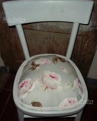 Sedia shabby con rose