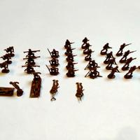 Lotto 36 soldatini vintage con raro set di barelle