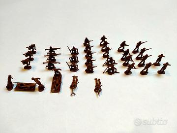 Lotto 36 soldatini vintage con raro set di barelle