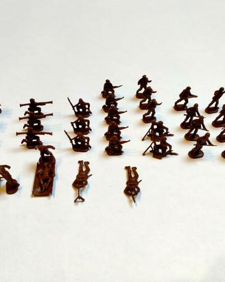 Lotto 36 soldatini vintage con raro set di barelle