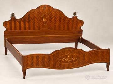 Letto matrimoniale vintage in legno intarsiato