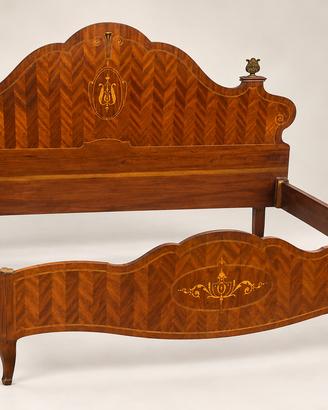 Letto matrimoniale vintage in legno intarsiato