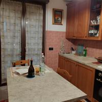 Cucina con tavolo e sedie