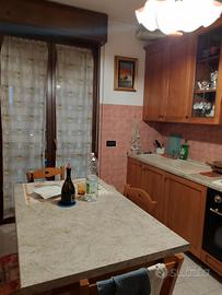 Cucina con tavolo e sedie