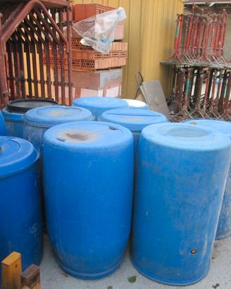 Bidoni blu in plastica