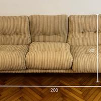 Divano 3 posti beige con copridivano rosso