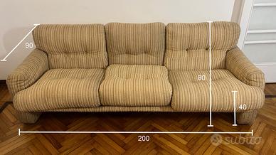 Divano 3 posti beige con copridivano rosso