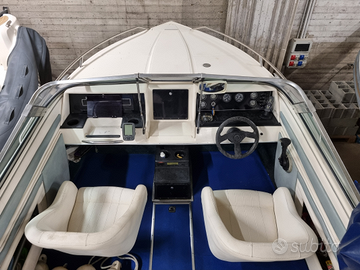 Barca con motore 210 cv