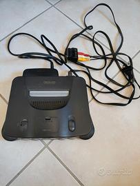 Nintendo 64  non boxata con 2 joystick e 8 giochi
