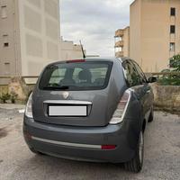 Auto lancia y