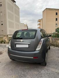 Auto lancia y