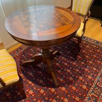 Tavolino in legno di noce artigianale+2 sedie