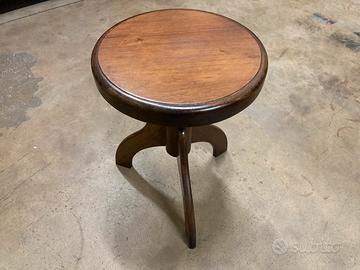 Vecchio sgabello in legno regolabile.-