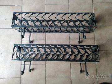 Due fioriere in ferro battuto 