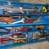 Cassetta attrezzi chiavi inglesi pinze cacciaviti