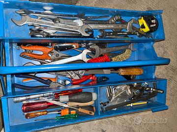 Cassetta attrezzi chiavi inglesi pinze cacciaviti