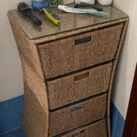 Mobiletto paglia e ripiano in vetro