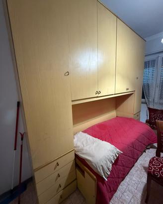 Cameretta con scrivania e armadio