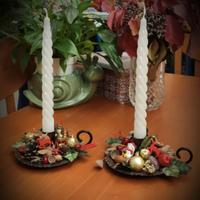 candelabri con decorazioni natalizie
