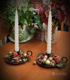 candelabri con decorazioni natalizie