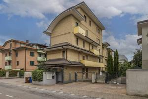 Appartamento di 162 m² con 4 locali e box auto a L