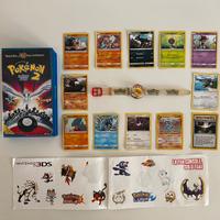 Set Pokémon: VHS,carte, orologio e adesivi.