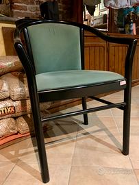 Nr. 2 sedie in legno con braccioli e tessuto