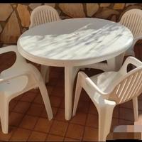 Tavolo da giardino con 4 Sedie Ombrellone e base.