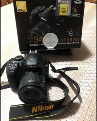 Nikon D3400 con obbiettivo