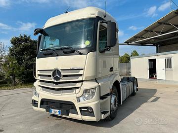 Trattore stradale Mercedes Benz con motore fuso