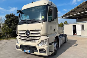 Trattore stradale Mercedes Benz con motore fuso