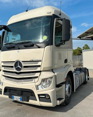 Trattore stradale Mercedes Benz con motore fuso