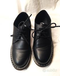 scarpe derby con suola carrarmato e simil  borchie