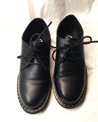 scarpe derby con suola carrarmato e simil  borchie