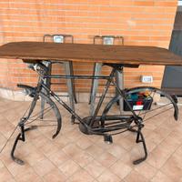 Tavolo da arredo artigianale con bici vintage
