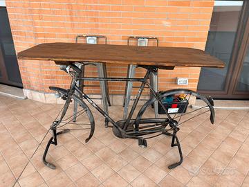Tavolo da arredo artigianale con bici vintage